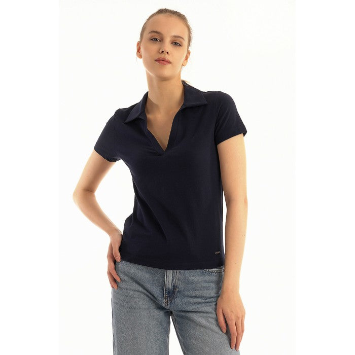 Тъмносиня тениска с яка и V-образно деколте